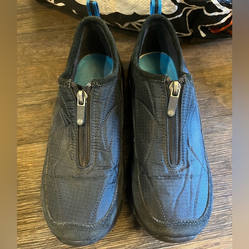 Land's End Women’s Black/Blue All Weather Insulated Suede Leather Zip Moccasin 8 - Picture 3 of 5